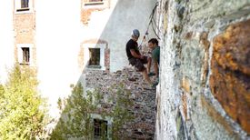 Abseilen von Burgmauer