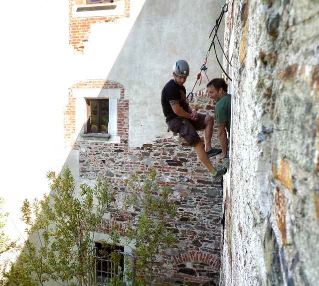 Abseilen von Burgmauer