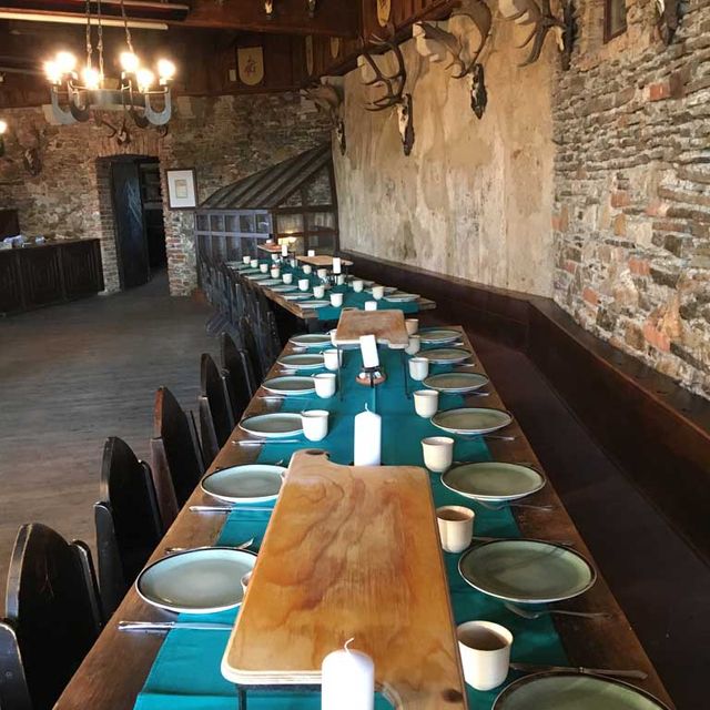 Gedeckte Tafel für Ritteressen