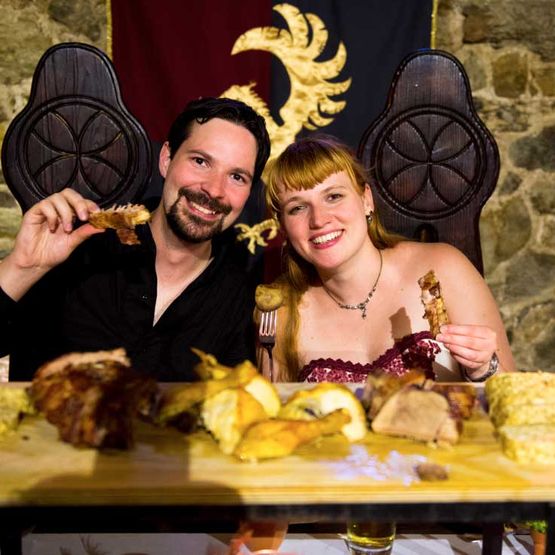 Raubritteressen bei Hochzeit auf Burg Lockenhaus