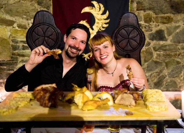 Raubritteressen bei Hochzeit auf Burg Lockenhaus