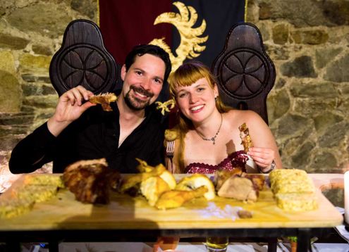 Brautpaar beim Ritteressen