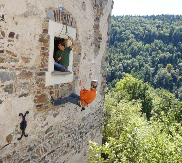 Abseilen Burgmauer